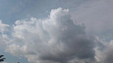 Banliyödeki açık mavi gökyüzü manzarası.