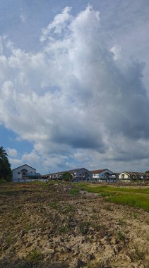 Banliyödeki açık mavi gökyüzü manzarası.