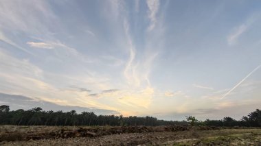 Saban sürülüp gençleşmeye terk edildikten sonra huzurlu tarım kırsalında şafak vakti güzel gökyüzü..