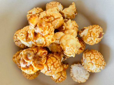 Şekerli şurupla kaplanmış sağlıksız patlamış mısırın yakın çekimi..