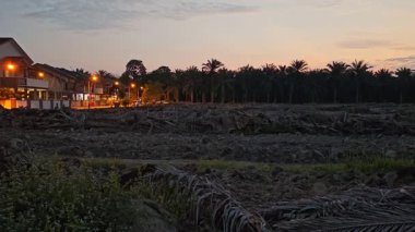 Banliyöde bulunan saban sürdükten sonra huzurlu tarım kırsalında sabahın erken saatlerinde gökyüzü.