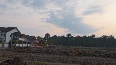 Banliyöde bulunan saban sürdükten sonra huzurlu tarım kırsalında sabahın erken saatlerinde gökyüzü.