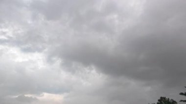 Banliyöde bulunan saban sürdükten sonra huzurlu tarım kırsalında sabahın erken saatlerinde gökyüzü.