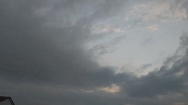 Banliyöde bulunan saban sürdükten sonra huzurlu tarım kırsalında sabahın erken saatlerinde gökyüzü.