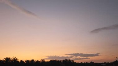 Banliyöde bulunan saban sürdükten sonra huzurlu tarım kırsalında sabahın erken saatlerinde gökyüzü.