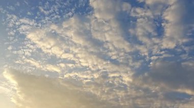 Banliyöde bulunan saban sürdükten sonra huzurlu tarım kırsalında sabahın erken saatlerinde gökyüzü.