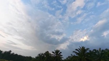 Banliyöde bulunan saban sürdükten sonra huzurlu tarım kırsalında sabahın erken saatlerinde gökyüzü.