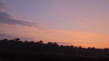 Banliyöde bulunan saban sürdükten sonra huzurlu tarım kırsalında sabahın erken saatlerinde gökyüzü.