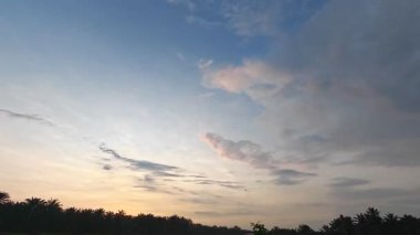 Banliyöde bulunan saban sürdükten sonra huzurlu tarım kırsalında sabahın erken saatlerinde gökyüzü.