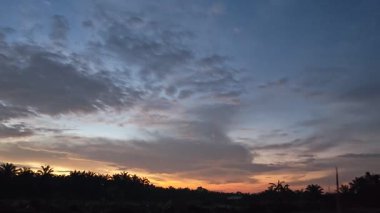 Banliyöde bulunan saban sürdükten sonra huzurlu tarım kırsalında sabahın erken saatlerinde gökyüzü.