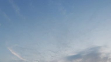 Banliyöde bulunan saban sürdükten sonra huzurlu tarım kırsalında sabahın erken saatlerinde gökyüzü.