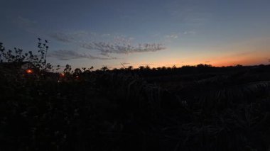 Güzel sabahın erken saatlerinde, huzurlu tarım kırsalında gökyüzünün zamanı..