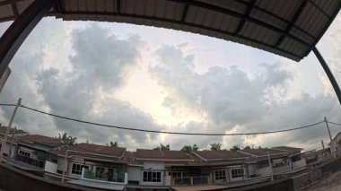 Binanın balkonunda hareket eden bulutlarla sabah veya gündüz saatlerinde hızlandırılmış görüntü.