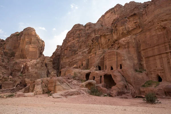 Cuevas beduinas en la antigua ciudad de Petra en el cañón de Siq — Foto de Stock
