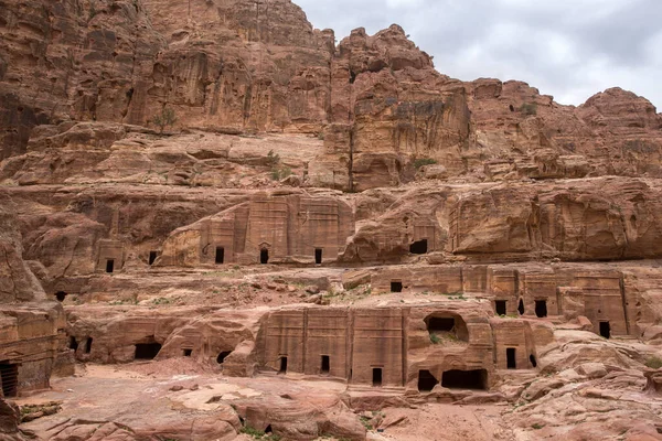 Ruinas de la antigua ciudad de Petra, cuevas beduinas — Foto de Stock