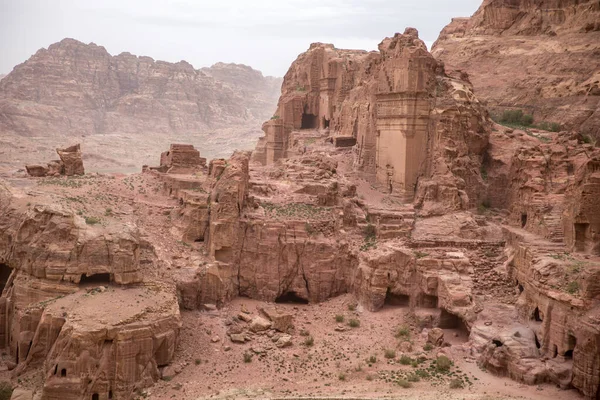 Ruinas de la antigua ciudad de Petra en el cañón de Siq, vista superior — Foto de Stock