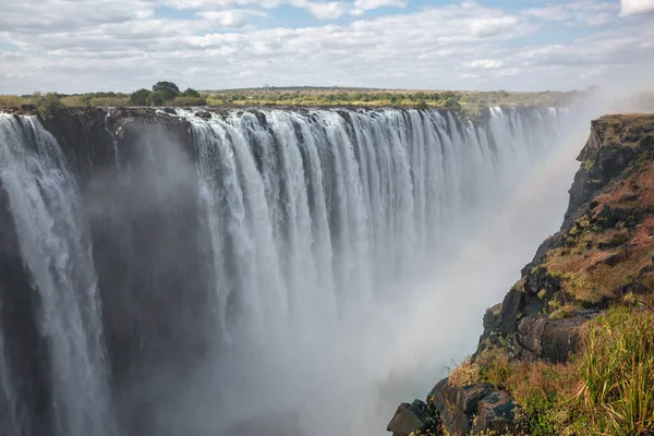 Gigantes Victoria Falls, aan de Zambezi rivier op de grens tussen Zambia en Zimbabwe. — Stockfoto