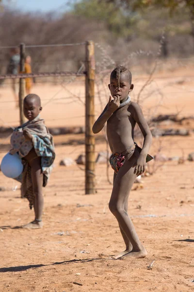 Himba köyü, Namibya, Afrika, 18 Haziran 2019: Köyün ortasında iki Himba çocuğu duruyor