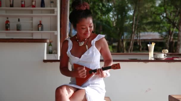 Una ragazza si siede in un bar e suona una balalaika — Video Stock