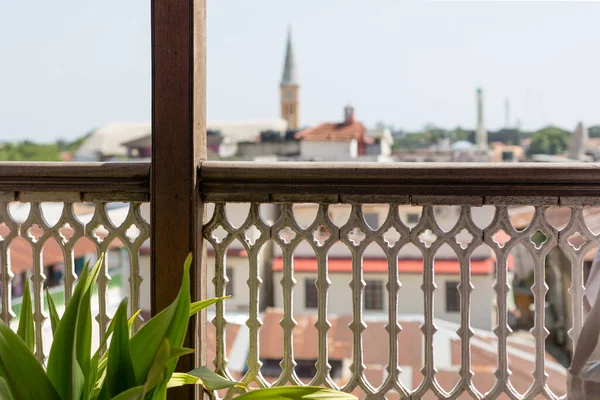 Вид Через Резные Балконные Перила Старый Город Забор Фокусе Город — стоковое фото