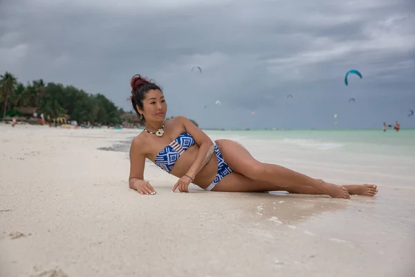 Eine Schöne Sexy Asiatische Mädchen Einem Blauen Badeanzug Liegt Auf — Stockfoto