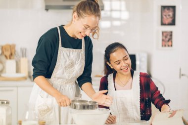 İki dişi fırıncı chitcken 'de kek yapıyor.