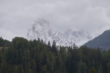 Sonbaharda ilk karla kaplı dağ bulutlarla kaplıdır.