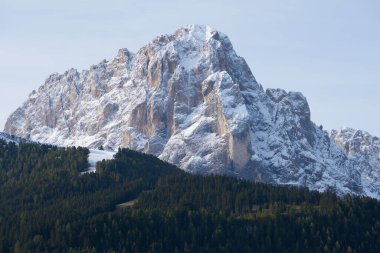 Langkofel 'in Massif' i Sasso Lungo ve Dolomite Alpleri 'ndeki diğer dağlar, İtalya.