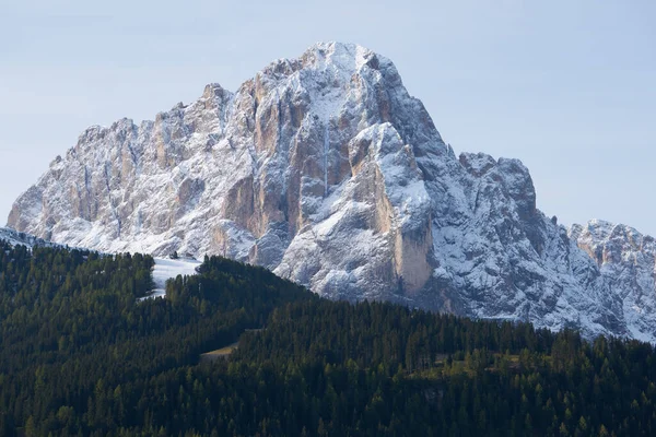 意大利Dolomites阿尔卑斯山Langkofel Sasso Lungo山区和其他山区的地块 — 图库照片