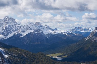 Yazın Dolomitlerdeki yeşil vadilerin manzarası