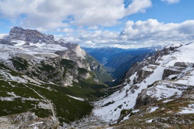 Yazın Dolomitlerdeki yeşil vadilerin manzarası