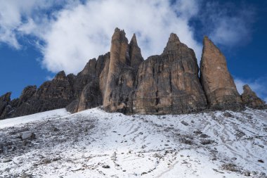 Tre Cime di Lavaredo, 'Lavaredo' nun Üç Tepesi 'nin İtalyancası, aynı zamanda Drei Zinnen, Almanca' da Ekim 2020 'de karda 