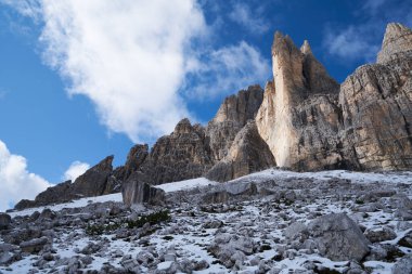 Tre Cime di Lavaredo 'nun arkası, İtalyanca' da 