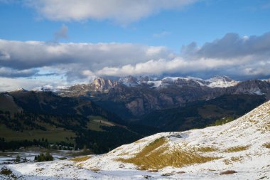 Wolkenstein yakınlarındaki dolomitleri ve Langkofel Dağı 'nın yakınlarını seyret.