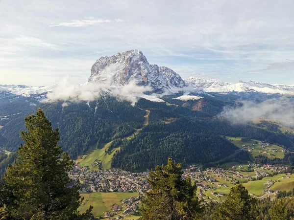 Montagna Langkofel Sopra Villaggio Wolkenstein Nelle Dolomiti Italia — Foto Stock