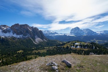 Dolomitlerin içindeki langkofel dağı ilk kar beyazı ve mavi gökyüzü olan seceda sadakasından görülebiliyor.