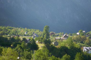 Arnavutluk 'taki Theth Vadisi' ndeki köy sahnesi.