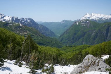 Natiol çevre parkı, Alp Dağları, baharda yürüyüş varış yeri.