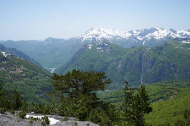 Natiol çevre parkı, Alp Dağları, baharda yürüyüş varış yeri.