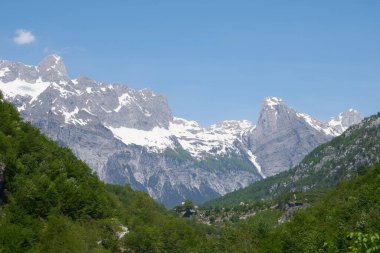 Natiol çevre parkı, Alp Dağları, baharda yürüyüş varış yeri.