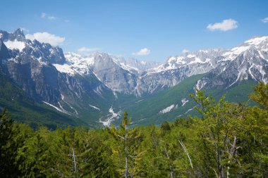 Natiol çevre parkı, Alp Dağları, baharda yürüyüş varış yeri.