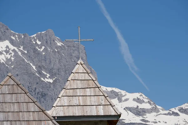 Iglesia Del Pueblo Valle Theth Con Montañas Cubiertas Nieve Fondo — Foto de Stock