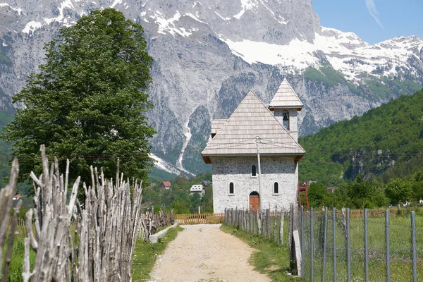 Igreja Aldeia Vale Theth Com Montanhas Cobertas Neve Fundo Albânia — Fotografia de Stock