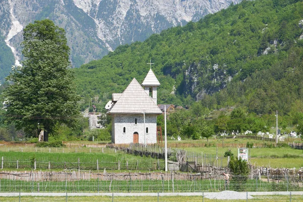 Igreja Aldeia Vale Theth Com Montanhas Cobertas Neve Fundo Albânia — Fotografia de Stock