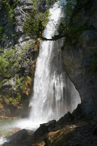 Waterval in de bergen in Theth in de — Stockfoto