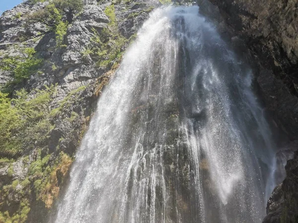 Cascada en las montañas en Theth en el — Foto de Stock