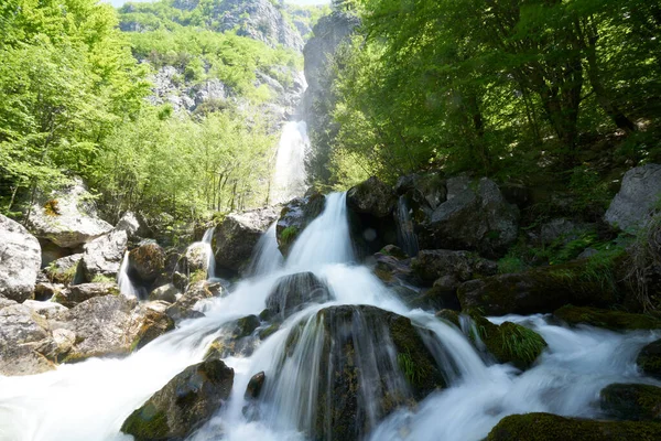 Wasserfall in den Bergen in Theth in der lizenzfreie Stockfotos