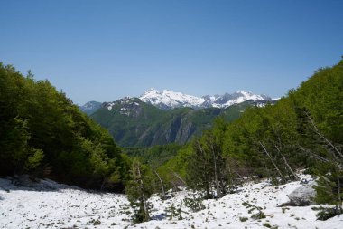 Arnavutluk 'un kuzeyindeki uzak Theth köyündeki dağ manzarası. Fotoğraf Valbona 'dan Theth' e yürürken çekildi.