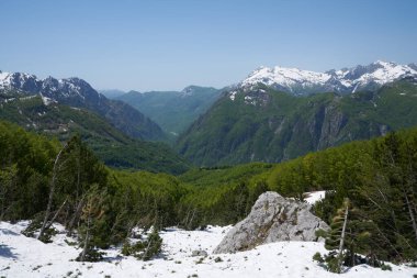 Arnavutluk 'un kuzeyindeki uzak Theth köyündeki dağ manzarası. Fotoğraf Valbona 'dan Theth' e yürürken çekildi.