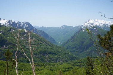 Arnavutluk 'un kuzeyindeki uzak Theth köyündeki dağ manzarası. Fotoğraf Valbona 'dan Theth' e yürürken çekildi.